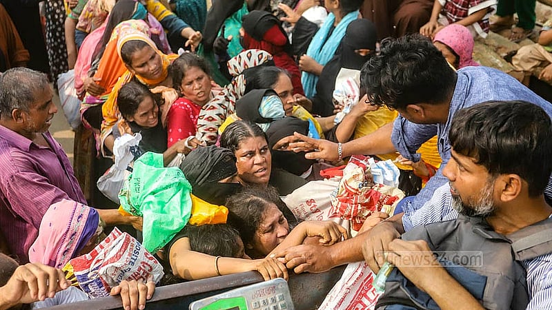 ন্যায্য মূল্যে পণ্য পেতে রাজধানীর রায়েরবাগ এলাকায় ভোর থেকে অপেক্ষায় ছিলেন সীমিত আয়ের মানুষ। দীর্ঘ সময় পর দুপুর ১২টায় পণ্য নিয়ে ট্রাক এলে সবাই হুমড়ি খেয়ে পড়েন
