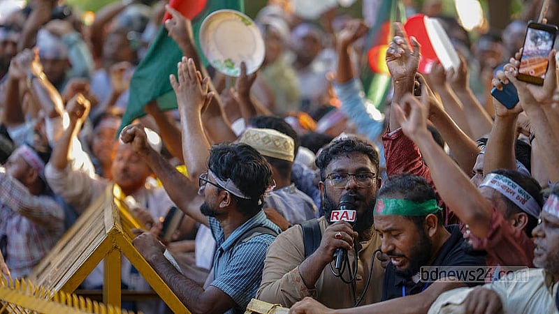 নানা দাবিতে আন্দোলনে নামা এমপিওভুক্ত শিক্ষক-কর্মচারীদের ভুখা মিছিল রোববার বিকালে হাই কোর্টের মাজার গেইটের সামনে আটকে দেয় পুলিশ। পরে সেখানে দাঁড়িয়ে স্লোগান দেন আন্দোলনকারীরা।