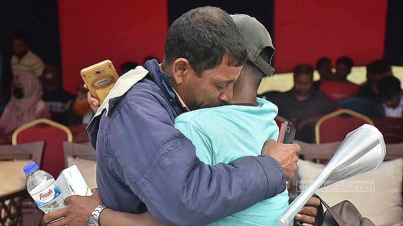 সাগরে মাছ ধরতে গিয়ে ভারতীয় কোস্ট গার্ডের হাতে আটক বাংলাদেশি জেলে ও নাবিকরা মঙ্গলবার স্বজনদের কাছে ফিরেছেন। স্বজনদের পেয়ে তারা কান্নায় ভেঙে পড়েন, একে অপরকে জড়িয়ে ধরেন