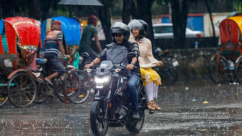ঢাকা বিশ্ববিদ্যালয় ক্যাম্পাসে বৃহস্পতিবার বৃষ্টি উপভোগ করতে দেখা যায় অনেককে