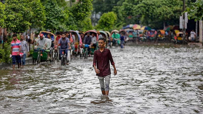 বঙ্গোপসাগরে সৃষ্ট লঘুচাপের প্রভাবে বুধবার রাত থেকে টানা বৃষ্টিতে ঢাকার নিউ মার্কেট এলাকার সড়কে তৈরি হয় জলাবদ্ধতা