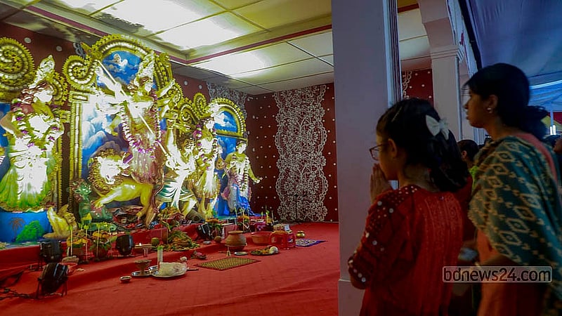 দুর্গাপূজার সপ্তমীর দিনে রমনা কালী মন্দিরে প্রতিমার সামনে ভক্তরা
