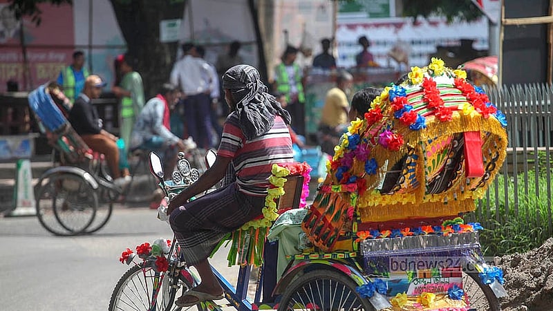 ঢাকায় সোমবার রোদ-গরমে হাঁপিয়ে ওঠেন নগরবাসী। দুপুরের তীব্র রোদের মধ্যে রাস্তা-ঘাট দেখা যায় ফাঁকা