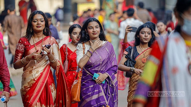 দুর্গাপূজার সপ্তমীতে সোমবার রমনা কালী মন্দিরে পরিবার ও বন্ধুদের সঙ্গে দলবেঁধে আসেন ভক্তরা