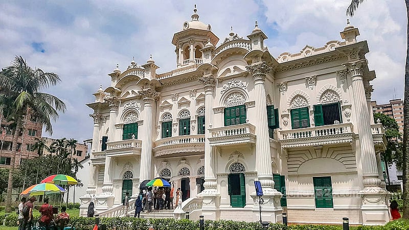 ব্রিটিশ আমলের ধনাঢ্য ব্যবসায়ী ঋষিকেশ দাস ১৯৩১ সালে পুরান ঢাকার টিকাটুলিতে একটি সুরম্য ভবন তৈরি করে সেখানে প্রচুর গোলাপ গাছ লাগান। এ কারণে এর নাম হয় রোজ গার্ডেন
