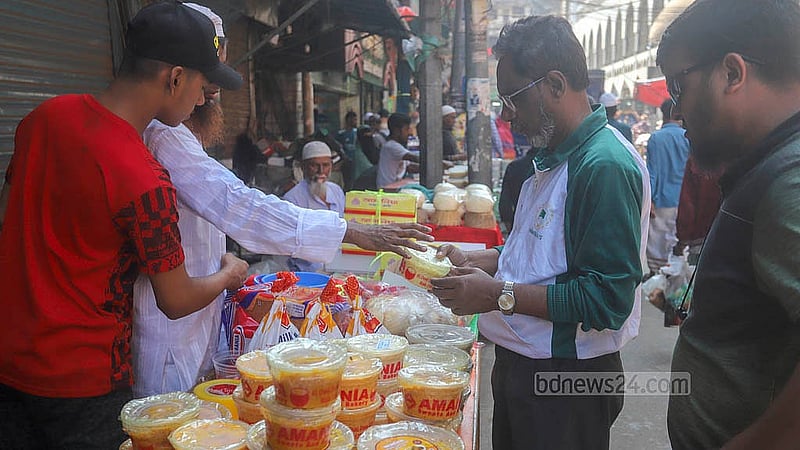 শবে বরাত উপলক্ষে চকবাজারের সড়কের পাশে বিভিন্ন দোকানে নকশা করা পাউরুটির সাথে মিলছে গাজর, বুটের ও সুজির হালুয়া। প্রতি কেজি হালুয়ার দাম ৩০০ থেকে ৭০০ টাকা
