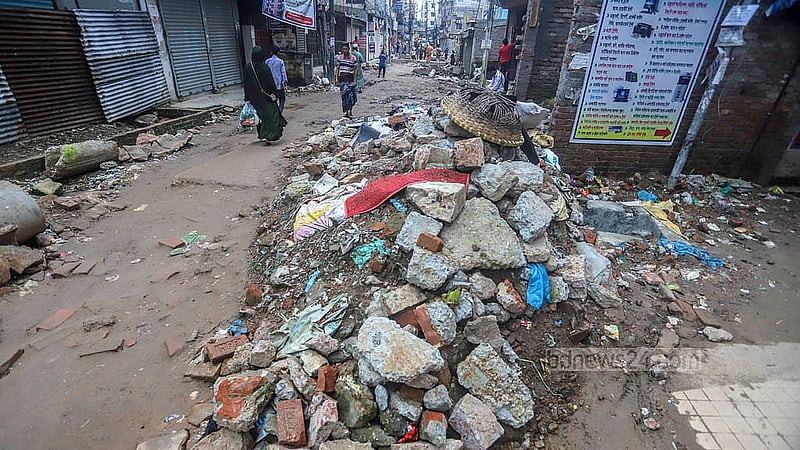 দীর্ঘদিন ধরে রাজধানীর মুগদা-মান্ডা সড়ক সংস্কার কাজ থেমে থাকায় দুর্ভোগে পড়েছেন সেখানকার বাসিন্দারা