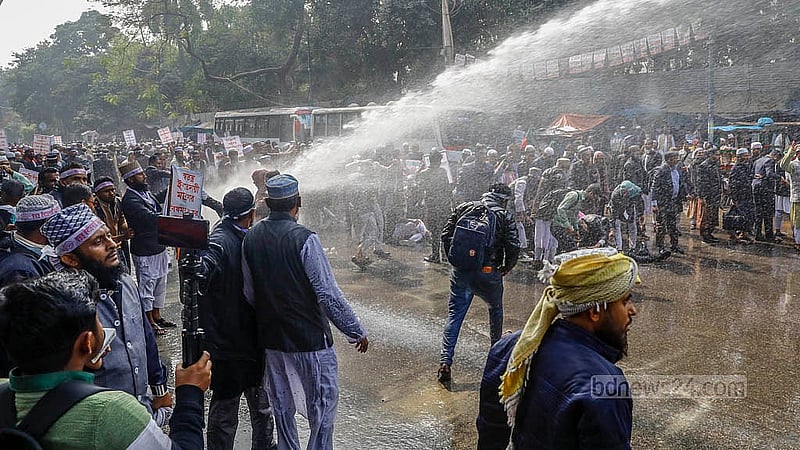 এবতেদায়ী মাদরাসার শিক্ষকদের ছত্রভঙ্গ করতে শাহবাগ এলাকায় জলকামানও ব্যবহার করে পুলিশ