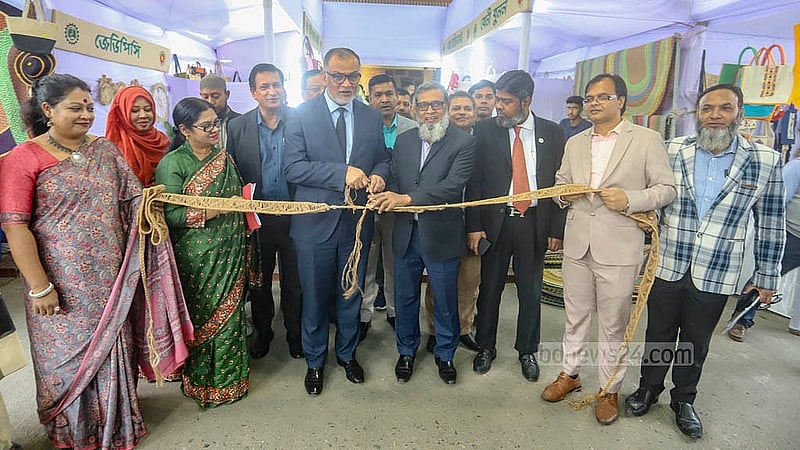 কার তেজগাঁওয়ে বৃহস্পতিবার পাটপণ্য মেলা উদ্বোধন করেন বস্ত্র ও পাট মন্ত্রণালয়ের উপদেষ্টা শেখ বশিরউদ্দীন