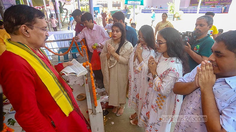 পুরান ঢাকার ঢাকেশ্বরী জাতীয় মন্দিরে বুধবার পুণ্যর্থীরা। শুরু হল ষষ্ঠীপূজার মধ্য দিয়ে দুর্গাপূজার আনুষ্ঠানিকতা