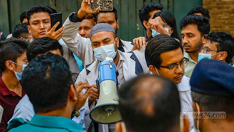 পরীক্ষা এগিয়ে আনার দাবিতে বাংলাদেশ মেডিকেল অ্যান্ড ডেন্টাল কাউন্সিলের (বিএমডিসি) সামনে বিক্ষোভের সময় পুলিশ আন্দোলনকারীদের সাথে কথা বলতে এলেও লাভ হয়নি। অবরোধ থেকে সরেননি শিক্ষার্থীরা