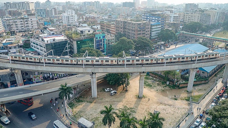 ঢাকার খামারবাড়ি এলাকায় মেট্রো লাইনের বিয়ারিং প্যাড পড়ে একজনের প্রাণহানির পরদিন সোমবার বেলা ১১টা থেকে পুরোদমে চলছে মেট্রোরেল। ফার্মগেট এলাকা থেকে তোলা ছবি