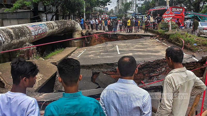 চট্টগ্রাম নগরীর স্টারশিপ এলাকায় শীতল ঝর্ণা খালের উপর থাকা সেতু বৃহস্পতিবার ভোরে ধসে পড়ে; ঘটনাস্থলের কাছে উৎসুক জনতার ভিড়