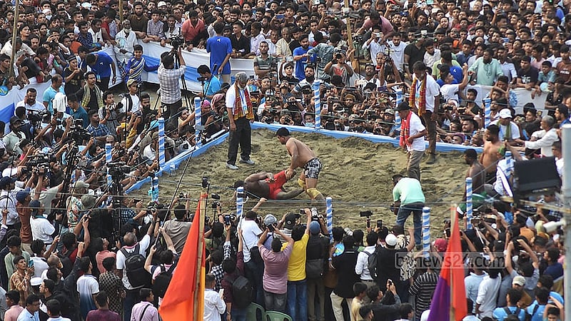 চট্টগ্রামের লালদীঘি ময়দানে শুক্রবার জব্বারের বলী খেলায় লড়ছেন কুস্তিগীররা। এবার বসেছিল ঐতিহ্যবাহী এ প্রতিযোগিতার ১১৬তম আসর
