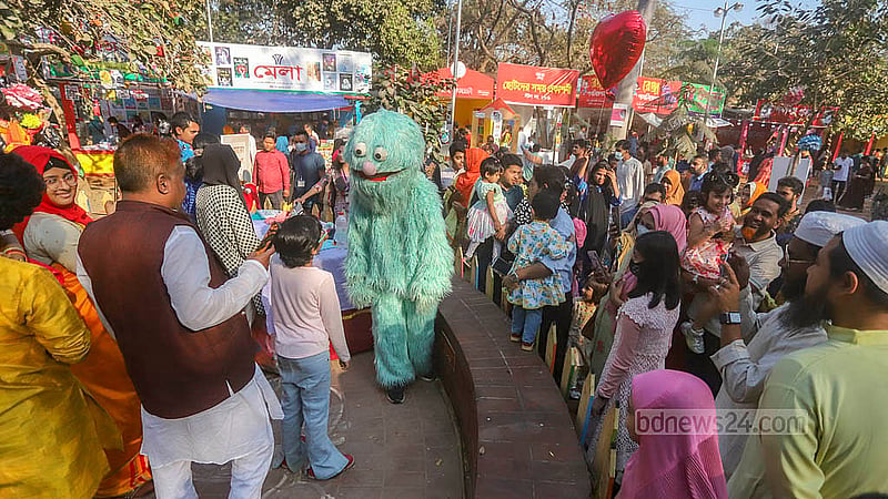 একুশে বই মেলার সোহরাওয়ার্দী উদ্যান প্রাঙ্গণে শিশুদের জন্য নান আয়োজন