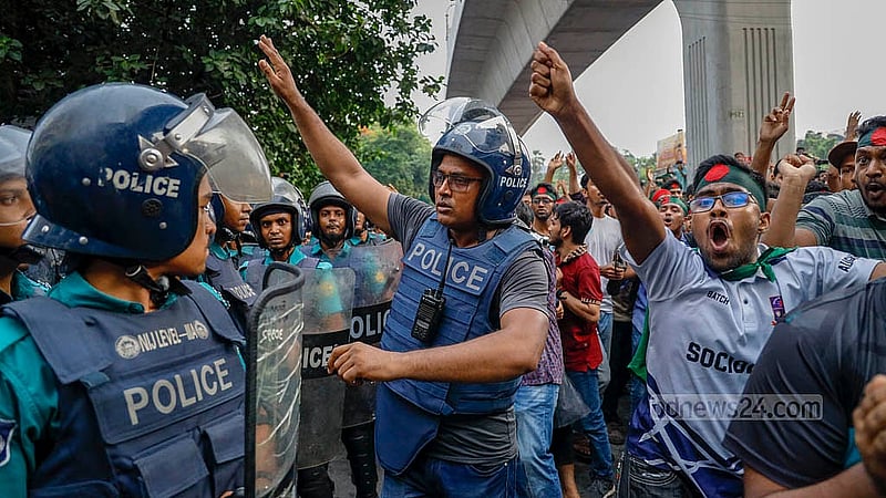 চাকরিতে কোটা সংস্কারের দাবিতে বৃহস্পতিবার শাহবাগ অবরোধের পর আন্দোলনকারীরা মিছিল নিয়ে সামনে এগোলে পিছু হটতে বাধ্য হয় পুলিশ