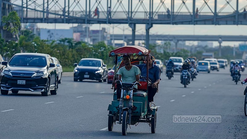 পূর্বাচল এক্সপ্রেসওয়েতে দ্রুতগতির বাহনের পাশাপাশি চলছে ব্যাটারির অটোরিকশা। প্রধান সড়কে ব্যাটারির রিকশা চলা নিষেধ থাকলেও অনেকে তা মানছেন না