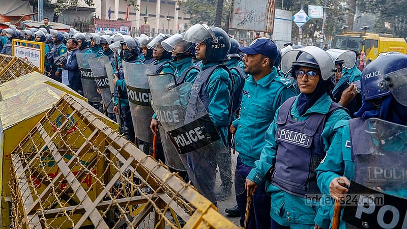 বিডিআর বিদ্রোহের ঘটনায় আটক জওয়ানদের মুক্তির দাবিতে বুধবার তাদের স্বজনরা কেন্দ্রীয় শহীদ মিনার থেকে প্রধান উপদেষ্টার বাসভবন যমুনার দিকে পদযাত্রা করলে শাহবাগ থানার সামনে অবস্থান নেয় পুলিশ