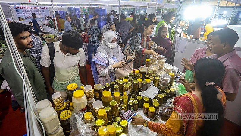 রাজধানীর কৃষিবিদ ইনস্টিটিউশনে জাতীয় ফল মেলায় পাওয়া যাচ্ছে দেশিয় ফলের তৈরি নানা পদের আচার