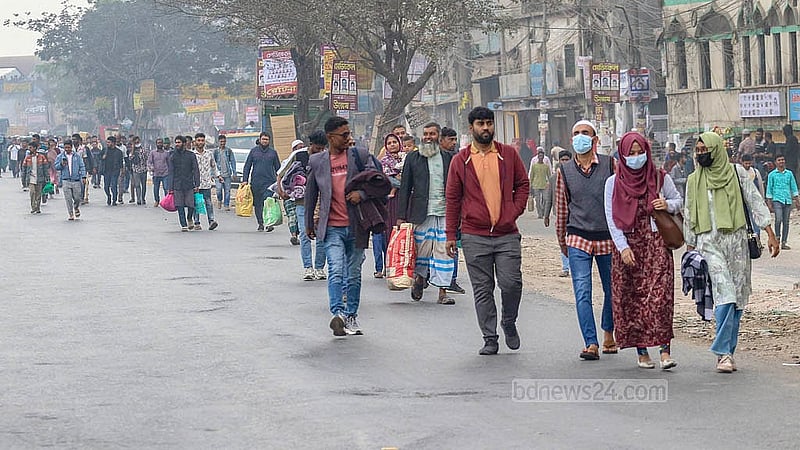 দনিয়া বিশ্ববিদ্যালয় কলেজের সাবেক শিক্ষার্থী মিনহাজুল ইসলামকে হত্যায় জড়িতদের গ্রেপ্তার ও বিচারের দাবিতে বৃহস্পতিবার ঢাকা-চট্গ্রাম মহাসড়ক আটকে বিক্ষোভ করেন প্রতিষ্ঠান শিক্ষার্থীরা। এতে তীব্র যানজট সৃষ্টি হলে গাড়ি থেকে নেমে হেঁটেই গন্তব্যে ছোটেন যাত্রীদের অনেকে
