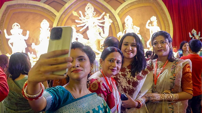 ঢাকার বনানী পূজা মণ্ডপে রোববার ক্যামেরাবন্দি হন অনেক দর্শনার্থী