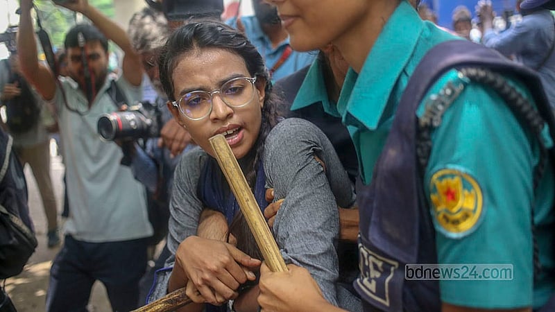 ‘মার্চ ফর জাস্টিস’ কর্মসূচির সমর্থনে বুধবার হাই কোর্ট অভিমুখে ঢাকা বিশ্ববিদ্যালয়ের শিক্ষক-শিক্ষার্থীদের পদযাত্রা থেকে এক শিক্ষার্থীকে আটকের চেষ্টা করে পুলিশ।