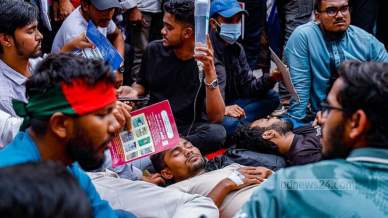 ঢাকার সরকারি তিতুমীর কলেজকে বিশ্ববিদ্যালয়ে রূপান্তরের দাবিতে অনশনরত এক শিক্ষার্থী বৃহস্পতিবার অসুস্থ হয়ে পড়লে তাকে স্যালাইন দেওয়া হয়