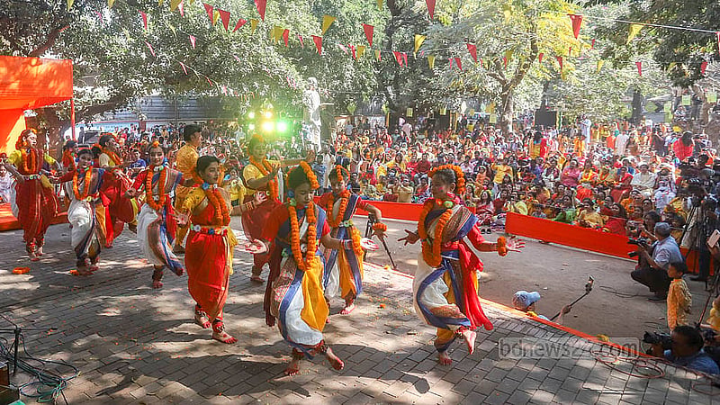 ঢাকা বিশ্ববিদ্যালয়ের চারুকলার বকুলতলায় শুক্রবার সকালে বসন্ত উৎসবে শিল্পীদের দলীয় নৃত্য পরিবেশনা