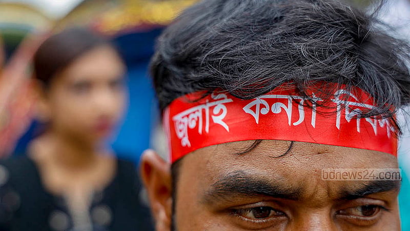 মানিক মিয়া এভিনিউয়ে সোমবার বিকালে রিকশা শোভাযাত্রায় চালকদের মাথায় ছিল ব্যান্ড, যেখানে লেখা ‘জুলাই কন্যা দিবস’