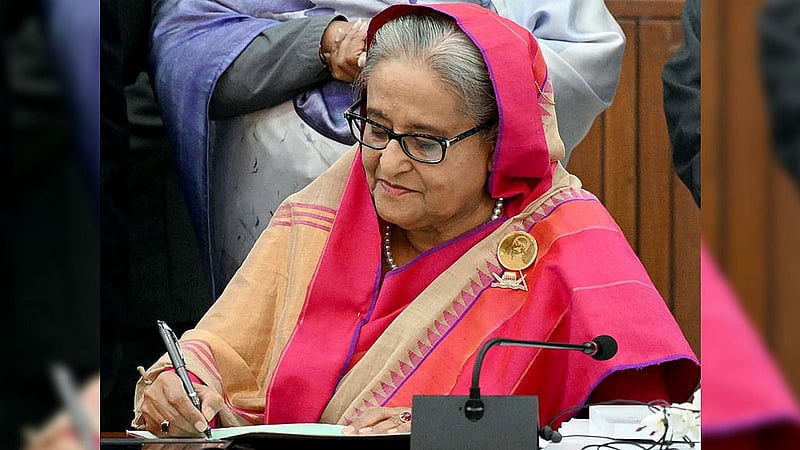 জাতীয় সংসদ ভবনে বৃহস্পতিবার মন্ত্রিসভার বিশেষ বৈঠক শেষে ২০২৪-২৫ অর্থবছরের প্রস্তাবিত বাজেটে সই করেন প্রধানমন্ত্রী শেখ হাসিনা
