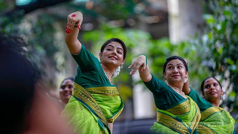 অর্থী আহমেদ ডান্স একাডেমির প্রযোজনায় ঢাকা বিশ্ববিদ্যালয়ের চারুকলা অনুষদের বকুলতলায় হয় নৃত্য অনুষ্ঠান ‘ঘনঘটা’