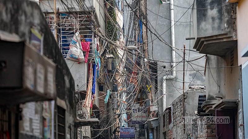 পুরান ঢাকার লালবাগের শহীদ নগর এলাকায় সরু গলিতে মুখোমুখি বাড়ি। এক বাড়ির তারের জঞ্জাল ঝুলছে অন্য বাড়ির বারান্দার সামনে