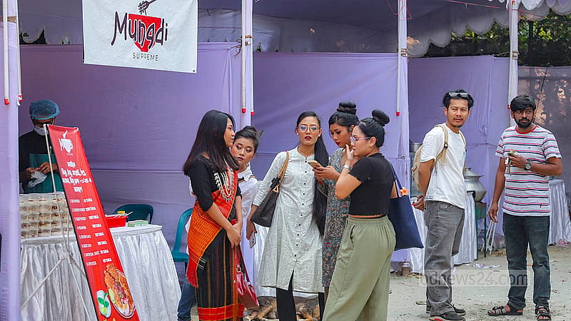 রাজধানীর মিরপুরে শাক্যমুনি বৌদ্ধ বিহারে বুধবার মেলার স্টল ঘুরে দেখেন দর্শনার্থীরা