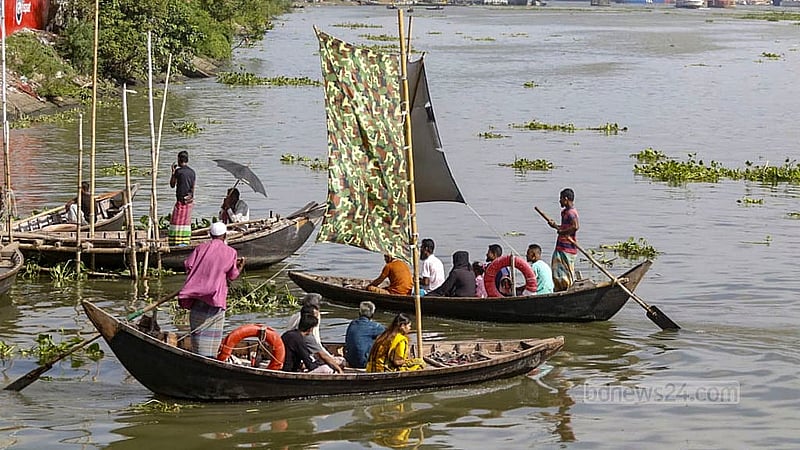 কেরানীগঞ্জে বুড়িগঙ্গার মিল ব্যারাক ঘাট এলাকায় মঙ্গলবার পালতোলা নৌকা নিয়ে ছুটছেন মাঝিরা।