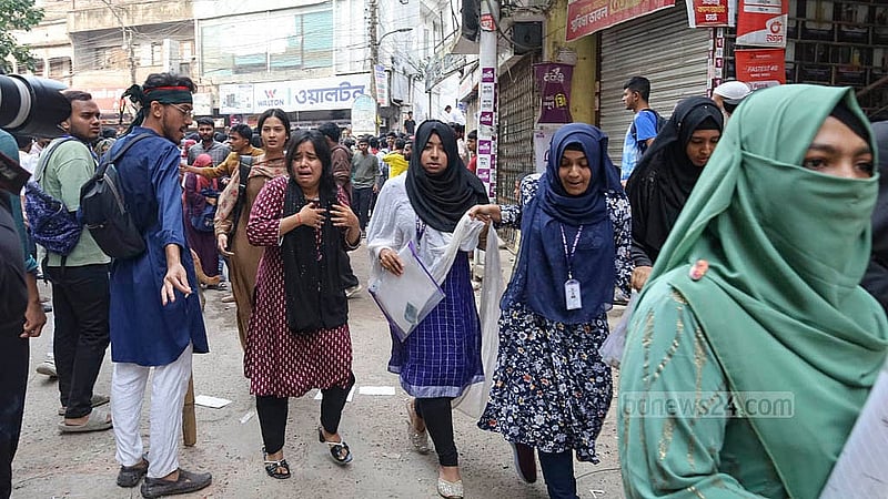 যাত্রাবাড়ীর ড. মাহবুবুর রহমান মোল্লা কলেজের এক শিক্ষার্থীর মৃত্যুর জেরে রোববার দুপুরে পুরান ঢাকার সোহরাওয়ার্দী কলেজে হামলার ঘটনা ঘটে। অবস্থা বেগতিক দেখে অনার্স প্রথম বর্ষের ফাইনাল পরীক্ষার মাঝপথে বেরিয়ে যান শিক্ষার্থীরা।