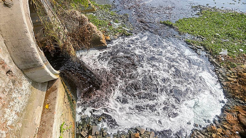 রাজধানীর শ্যামপুরের ধলেশ্বর গুদারা ঘাট এলাকায় কল-কারখানার বর্জ্য সরাসরি পড়ছে বুড়িগঙ্গায়, ছড়াচ্ছে দুর্গন্ধ