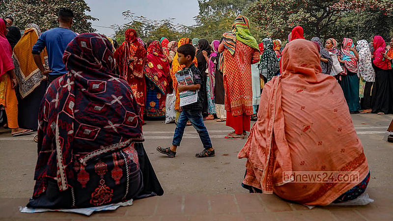 ঢাকার মানিক মিয়া অ্যাভিনিউয়ে বৃহস্পতিবার টিসিবির ট্রাক থেকে পণ্য নিতে কেউ লাইনে দাঁড়িয়ে আছেন, কেউবা লাইনে থেকে দীর্ঘ অপেক্ষায় ক্লান্ত হয়ে সড়কেই বসে পড়েছেন