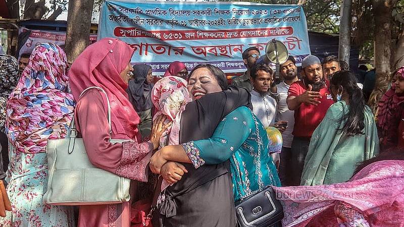 হাই কোর্টের দেওয়া রায় আপিল বিভাগে স্থগিত হওয়ার খবরে আনন্দে একে অপরকে জড়িয়ে ধরেন আন্দোলন চালিয়ে আসা নিয়োগপ্রার্থীরা