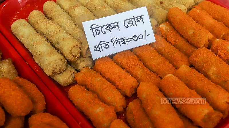 রাজধানীর বেইলি রোডে বিভিন্ন ধরনের ইফতারি