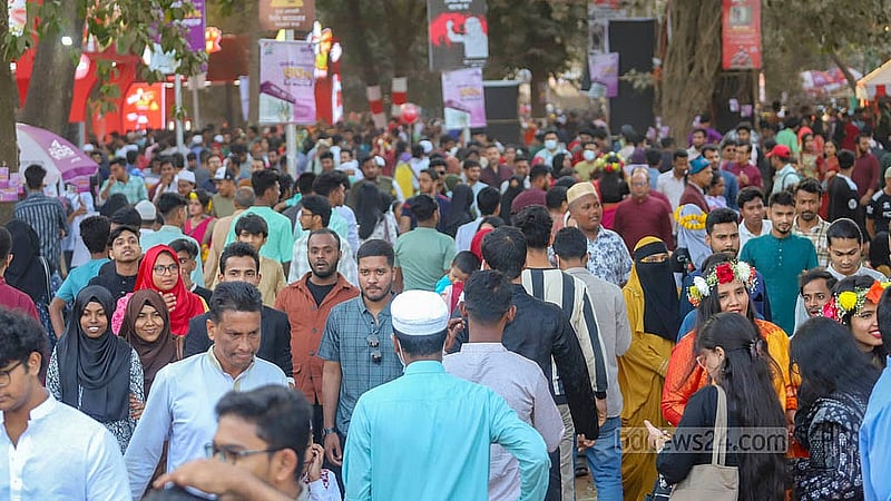 বসন্ত ও ভালোবাসার দিনে শুক্রবার একুশে বই মেলা প্রাঙ্গণে ছিল উপচে পড়া ভিড়