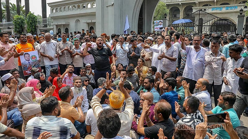 বিএনপির ইশরাক হোসেনকে ঢাকা দক্ষিণ সিটি করপোরেশনের মেয়রের দায়িত্ব বুঝিয়ে দেওয়ার দাবিতে শনিবার নগর ভবনের সামনে বিক্ষোভ করেন তার সমর্থকরা