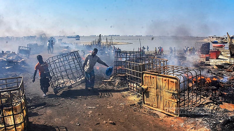 চট্টগ্রামের পতেঙ্গা বেড়িবাঁধ এলাকার আকমল আলী ঘাট এলাকায় জেলেদের জাল রাখার ঘর ও দোকানপাটের আগুন নেভানোর পর বেঁচে যাওয়া জিনিসের খোঁজ করছেন স্থানীয়রা