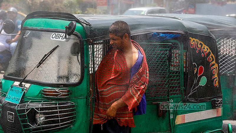 মানিক মিয়া এভিনিউয়ে বুধবার ঢাকা উত্তর সিটি করপোরেশেনের ওয়াটার ক্যানন দিয়ে পানি ছিটানো দেখে অটোরিকশা রেখে ভিজতে শুরু করেন একজন চালক