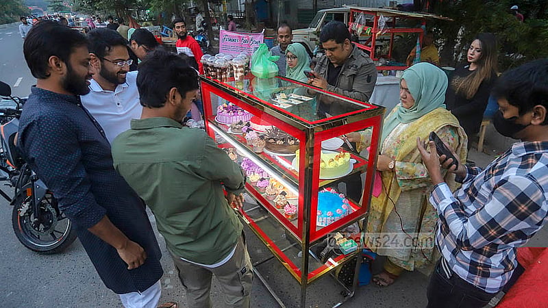 আগারগাঁওয়ে নির্বাচন ভবনের সামনের হলিডে মার্কেটে ফারাহান কেক কর্নারের সামনে মানুষের ভিড়