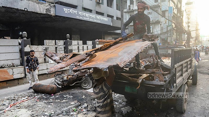 মহাখালীতে দুর্যোগ ব্যবস্থাপনা ভবনের ক্ষতিগ্রস্ত গাড়ি টুকরো করে ট্রাকে তোলা হচ্ছে