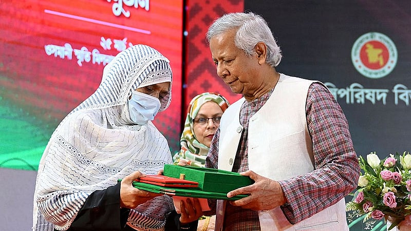 ‘প্রতিবাদী তারুণ্য’ নামে এবার নতুন ক্যাটাগরিতে স্বাধীনতা পুরস্কার পেয়েছেন ছাত্রলীগ কর্মীদের নির্যাতনে নিহত বুয়েট শিক্ষার্থী আবরার ফাহাদ। প্রধান উপদেষ্টা মুহাম্মদ ইউনূসের হাত থেকে আবরারের পদক গ্রহণ করেন মা রোকেয়া খাতুন