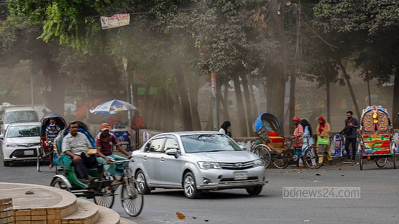 ঢাকায় সোমবার থেকে তাপমাত্রা কমার আভাস ছিল আগেই, টানা কয়েকদিনের গরমের পর এদিন বিকালে ঠান্ডা বাতাসের সঙ্গে হালকা বৃষ্টি হলে স্বস্তি নামে নগরীজুড়ে