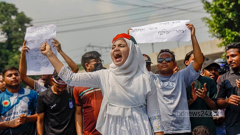 ঢাকার সাত সরকারি কলেজ একীভূত করে প্রস্তাবিত ঢাকা সেন্ট্রাল ইউনিভার্সিটির চূড়ান্ত অধ্যাদেশ জারির দাবিতে শিক্ষা ভবন সংলগ্ন সড়কে অবস্থান নিয়ে স্লোগান দেন শিক্ষার্থীরা