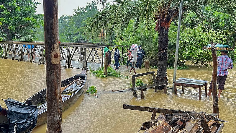 টানা বৃষ্টিতে খাগড়াছড়ির দীঘিনালার নিচু এলাকা প্লাবিত হয়েছে। বুধবার সকাল থেকে পানি বেড়ে খাগড়াছড়ি-লংগদু সড়কের হেডকোয়ার্টার এলাকা তলিয়ে গেছে