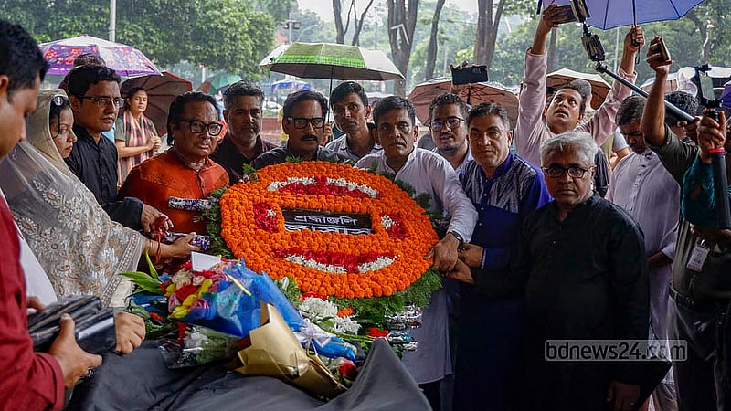 বরেণ্য শিল্পী ফরিদা পারভীনকে রোববার কেন্দ্রীয় শহীদ মিনার প্রাঙ্গণে ফুল দিয়ে শ্রদ্ধা জানায় জাতীয়তাবাদী সাংস্কৃতিক দল- জাসাস
